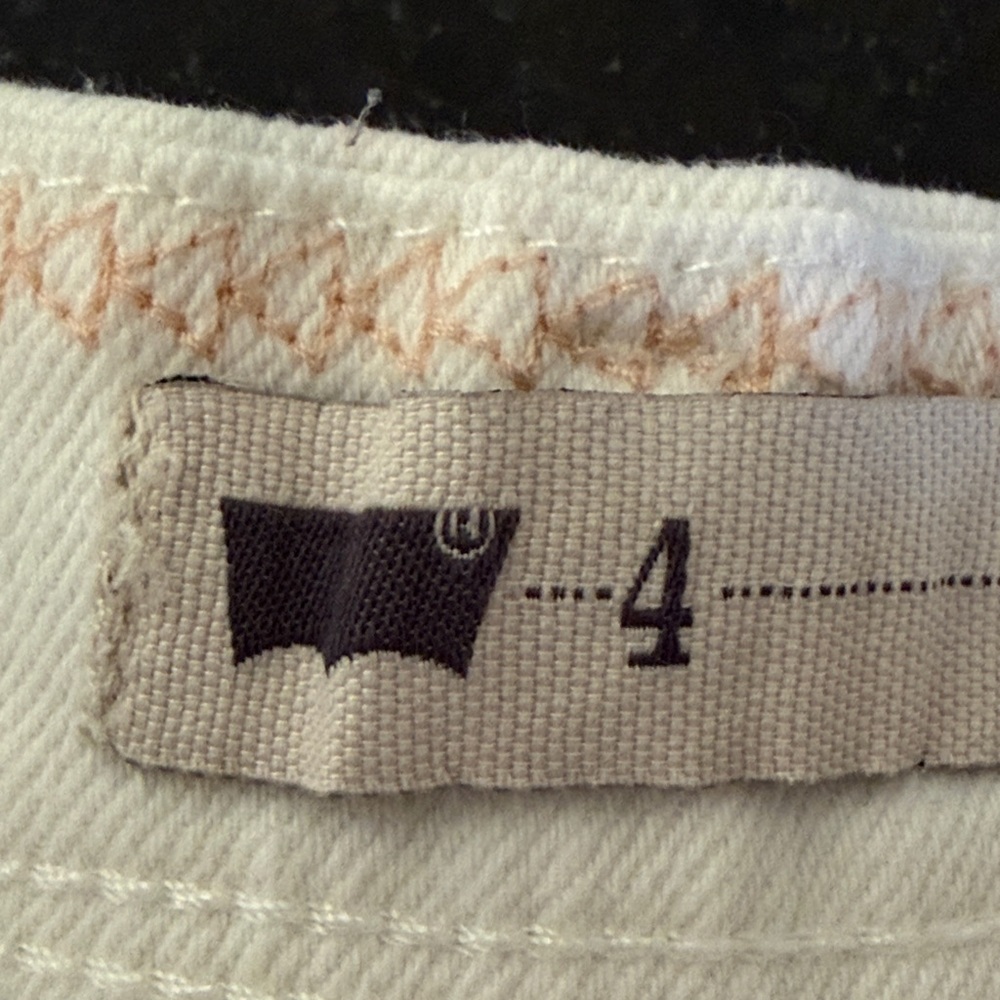 Levi's Mid Rise Boyfriend Stretch Denim Shorts Soft White Size 4 - Picture 5 of 11